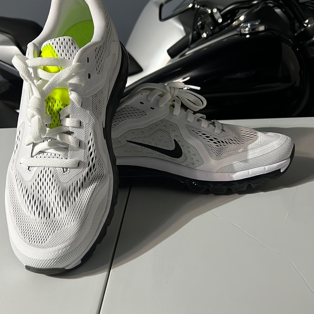 2014 Nike Airmax, white with the black bottom, never worn and is great condition